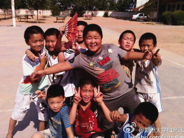 7��17������(y��ng)�ƻ��s�Q���������(y��ng)�����ٿh�R��ƺ�l(xi��ng)��?j��ng)_С�W(xu��)��ȭ��С�(du��)�T����Ȼ�����ڵ��ž������������ڞ��������ݴ�W(xu��)��΢�⡱־Ը�߈F(tu��n)�(du��)�e�k�ĵ���ˇ�R������(zh��n)����