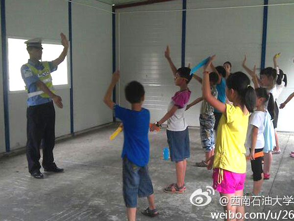 7��24��������ʯ�ʹ�WУ��ӛ�߈F���Ű�֧��־Ը꠽o���ӂ�������һ�ò�һ�ӵ��I(y��)�w��n�����а������t(y��)�����ώ����������ƌW������ώ���N�I(y��)��꠆T��ϣ�������ӂ��ڸ����I(y��)�ώ�ָ�������܌�δ����������Mϣ�����D�顰���������ڽ̌����ӂ���ָͨ�]�Ļ��A(ch��)�ք���