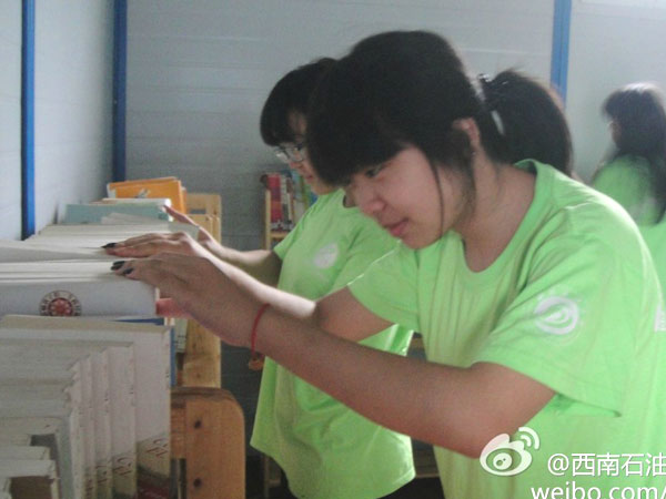 7��20�����巿����Đ��ĕ��ݽK��������ʯ�ʹ�W(xu��)У��ӛ�߈F(tu��n)꠆T����Ŭ���²����ꮅ���D��һ��꠆T������D���^����¶������ϲ��Ц����