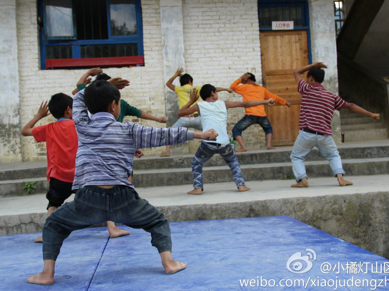 7��31������С�ٟ���ɽ�^(q��)���W(xu��)����֧�����ǭ����ؑ�S�h�����l(xi��ng)����С�W(xu��)����20���֧�̻�Ӽ����Y(ji��)���������������ҵ�Ͷ�뵽����ˇ�R�ݵĜʂ��A�����D�麢�ӂ��ڞ�R���u�����ž���