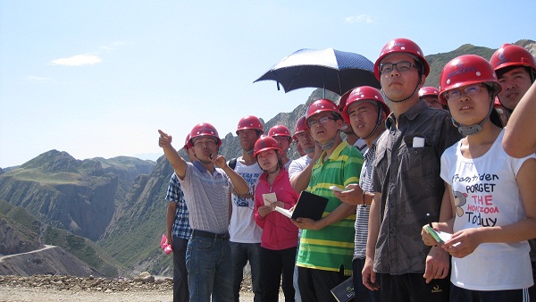 7��9����ʯ���Ӵ�W(xu��)��������顱�F(tu��n)�(du��)�ڶ���ǰ����˹����ˮ���м~��������(sh��)���{(di��o)�п�˹����ˮ���м~���̵ĵ��|(zh��)��r���D���(du��)�T�����J(r��n)�� ȡ�����ώ����v����