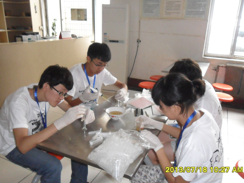 7��27�գ����ϴ�W(xu��)���YԴ�ɡ��������(hu��)��(sh��)�`���(du��)���_(d��)��һ��(g��)��(sh��)�`�ء����ĳǡ��(du��)�T���R��ͣ��ǰ����һ��(g��)ȡ���c(di��n)�M(j��n)��ȡ�ӹ������D���(du��)�T���ڌ�200ml�Ę�Ʒ�b�M(j��n)20��(g��)С������ԇ��ƿ����