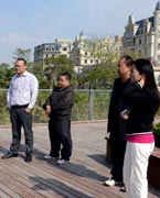 網(wǎng)友參觀晉陽湖　　晉陽湖項(xiàng)目原投資計(jì)劃為2.2億元，區(qū)域內(nèi)五座橋?yàn)榫坝^橋。為完善其功能，強(qiáng)化景觀提升效果，對(duì)部分項(xiàng)目進(jìn)行了優(yōu)化、提升，包括將區(qū)域內(nèi)五座景觀橋改為市政橋并新增兩座市政橋。