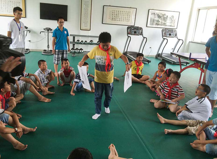 С���т���־Ը��չʾ�Լ��Ĳ�ˇ��