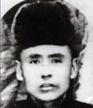 ���F÷��1893��1934�����������|����Ϫ��1931��10����Ѯ�����F÷�������|�������l(w��i)܊�����ڵ��|���P�ǡ�ᶎr���f��һ����ӡ�1932��3�����|���񱊿��վȇ���ί�����F÷��|�����x��܊��28·܊˾����1934��5��30���������F÷����͢�o���I(l��ng)�Ăα��°���꠲��@��1934��9��28��ҹ�����F÷����܊�ٰ�񽵟oЧ�±�������1935�깲�a(ch��n)�h�l(f��)���ġ���һ���ԡ������Q���ǡ���ȇ������|������Ӣ�ۡ���1988�걻׷�J(r��n)�������ʿ��2014��9��1���������������������ĵ�һ��300����������Ӣ�Һ�Ӣ��Ⱥ�w�����