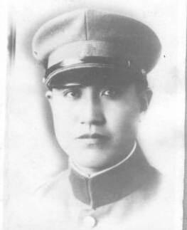 ���ߣ��h�����|���d���ˣ�1908������������ڵ�����ͥ���x�켽܊�^(q��)�Γ�܊˾��T��1924���M��|���v���������I(y��)����У����У�̹���1931�����Rռɽ�������У�����������˽��򿹑�(zh��n)�Ȍ�������(zh��n)��1936���κӱ����h��܊��У����(d��o)�L��1938��8���ʲ����x����꠱��x�켽܊�^(q��)��ʽ������x�켽܊�^(q��)�Γ�܊������˾��T��1939������Ї����a(ch��n)�h��1940���ڰوF���(zh��n)�Љ��Ҡ������r��32�q��