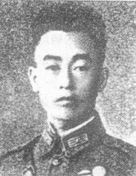 ����t��1905��9�������F��ʡ�󲨿h����1926�꣬�����S��܊�ٌW(xu��)У��5�ڲ����ƌW(xu��)��(x��)��1937��������t�����ʲ�������������������(zh��n)��ؓ(f��)؟(z��)���ؼζ�һ�������˔��˶���M(j��n)������������(zh��n)��������t�����ʲ��D(zhu��n)�Ƶ����֮����(zh��n)���_ʼ�Γ��������܊�{(di��o)����(y��u)�ݱ�����������t�c������ʿ�����ڽ��u�I(l��ng)������t��������ʿ���c��܊����(zh��n)������ҹ�� 1939��2�£�����t�����ʲ�������𣨲����䣨������·������܊�������Ď��F(tu��n)����(zh��n)�У����ұ���������������ѳ����