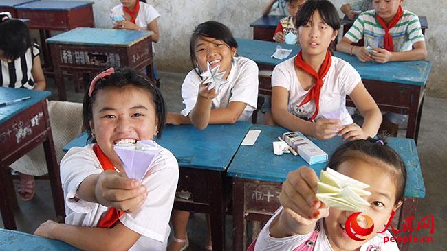 ���ϿƼ���W��һ��һ·���x��֧���c���ʷ�ؚ�{(di��o)�Ќ��`�F��������ꖿh��¹ɽ�(zh��n)�u�ŸG���_չ�x��֧�̺ͷ�ؚ�{(di��o)�У�־Ը�߽o���ӂ��_�O�ֹ��n�����D�麢�ӂ�չʾ�ֹ���Ʒ�����F��ṩ��