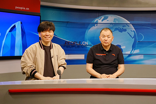 電影頻道節(jié)目中心副總編輯王平久（右）、音樂制作人常石磊（左）做客人民網(wǎng)。人民網(wǎng)記者 皇甫萬里 攝