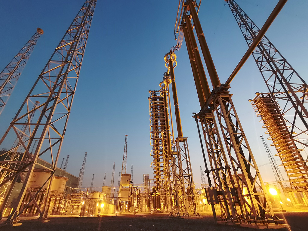 ±660kV巴基斯坦默蒂亞里-拉合爾（默拉）直流輸電項目拉合換流站夜景。（國家電網(wǎng)供圖）