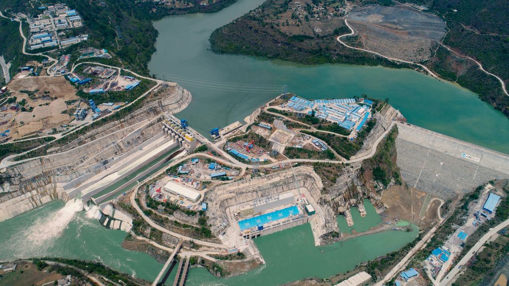 中巴經(jīng)濟(jì)走廊首個(gè)水電項(xiàng)目——巴基斯坦卡洛特水電站。（三峽集團(tuán)供圖）