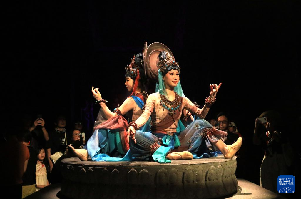8月5日晚，游客在甘肅省敦煌市觀看大型洞窟式沉浸體驗(yàn)劇《樂(lè)動(dòng)敦煌》。 新華社發(fā)（張曉亮 攝）