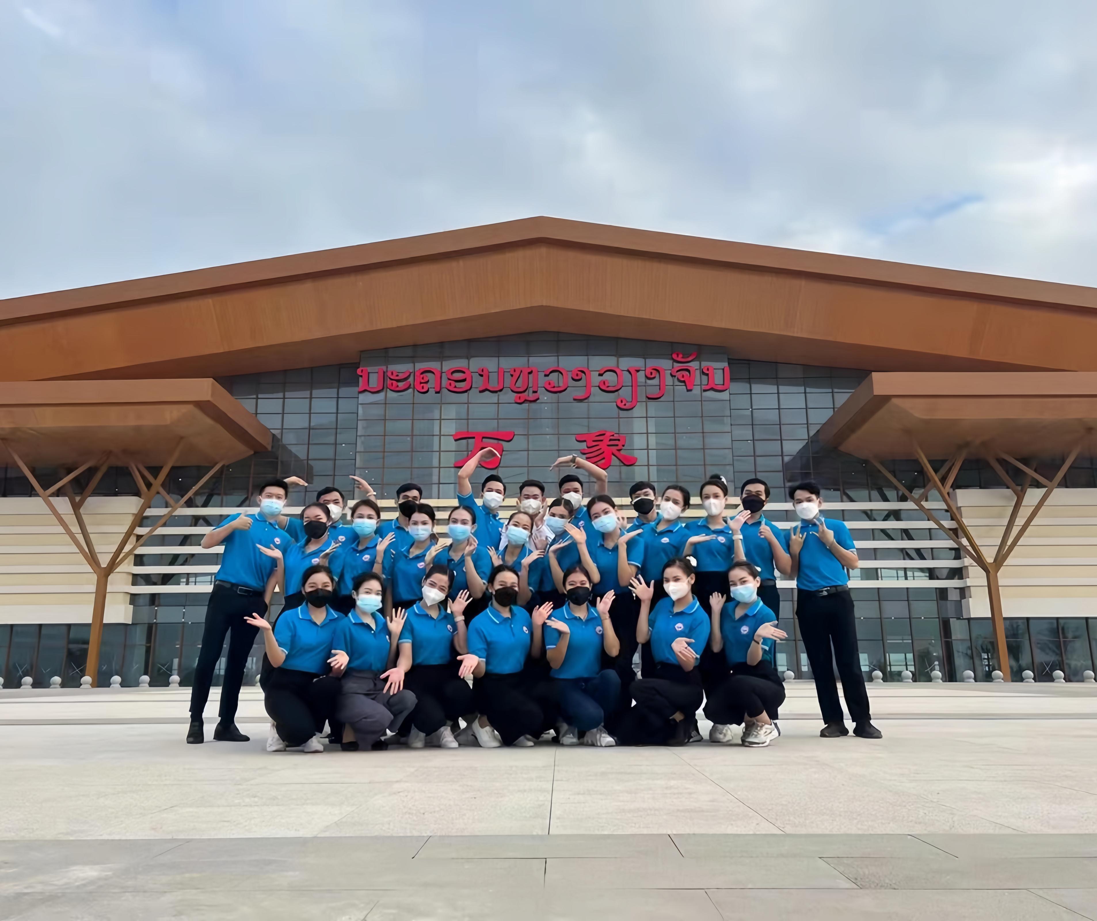 學(xué)生上崗前在老撾萬象高鐵站前合影（其中5人為貴陽職業(yè)技術(shù)學(xué)院培訓(xùn)班學(xué)生）。 貴陽職業(yè)技術(shù)學(xué)院供圖