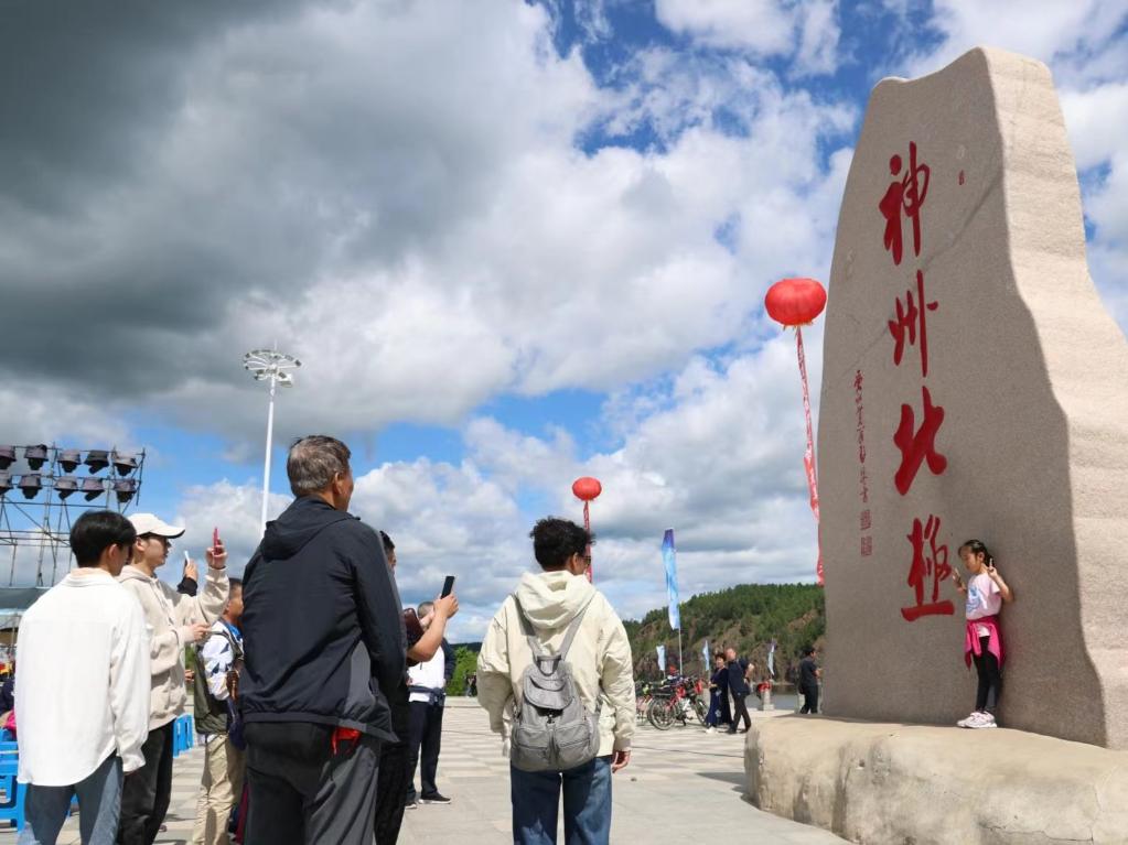 游客在漠河市地標(biāo)前打卡。新華社記者 徐凱鑫攝