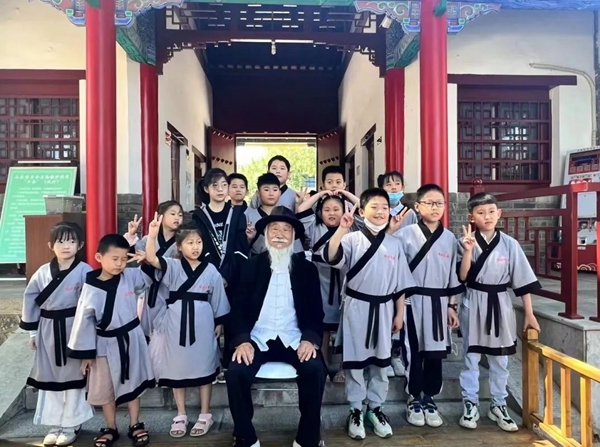 聽孔廟歷史見證人——白胡子爺爺講述臨沂城過去的故事。臨沂市博物館供圖