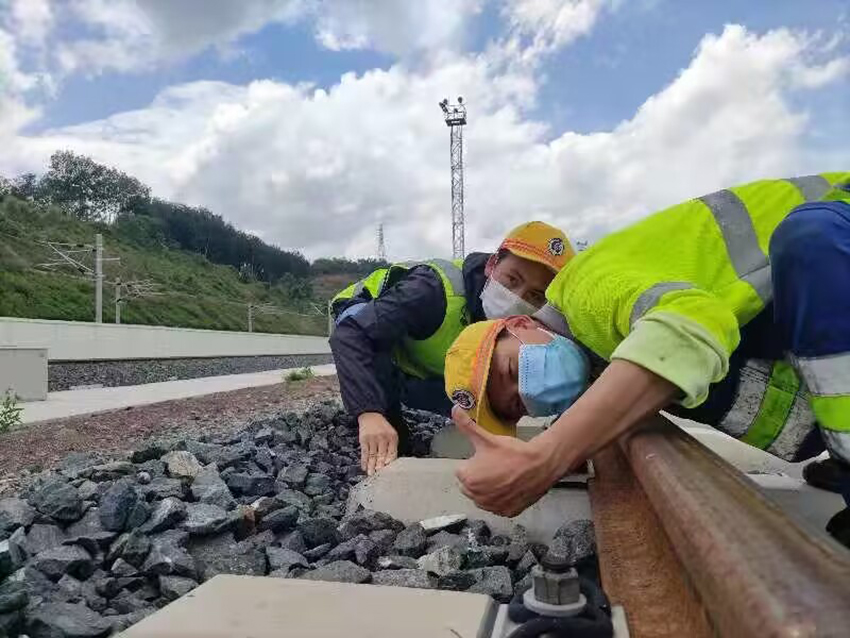 佟郎（左）正在檢修鐵路。受訪者供圖