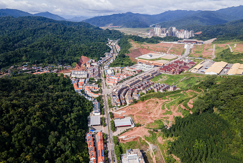 磨憨口岸俯瞰，右前方高層白色建筑群為老撾境內(nèi)。人民網(wǎng)記者 符皓攝