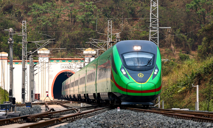 “復(fù)興號(hào)”動(dòng)車組列車駛過友誼隧道。徐章位攝