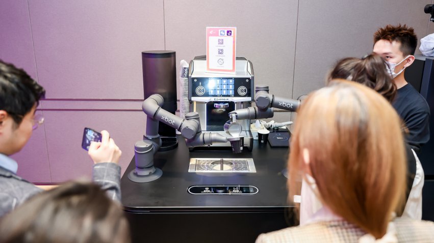 到場觀眾體驗如影智能咖啡大師。主辦方供圖