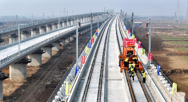 濟濱高鐵進入全線鋪軌作業(yè)階段